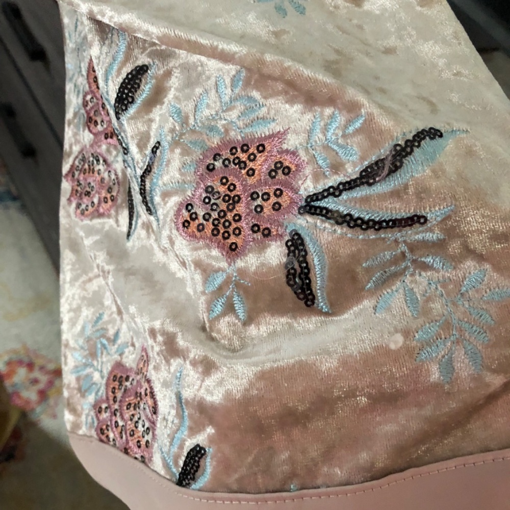 L'ATISTE Champagne Crushed Velvet Floral Embroidered Kimono - Picture 8 of 13